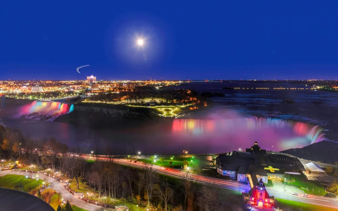Niagara Falls Canada: Night Walking Tour with Fireworks Cruise Image 6