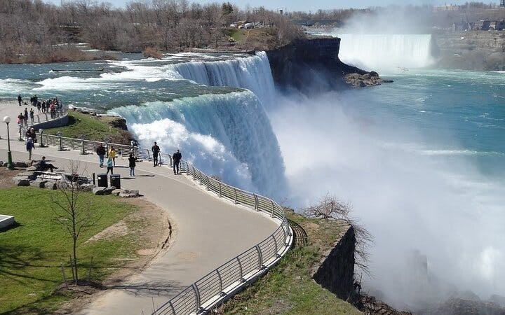 Niagara Falls Guided Tour With Maid of the Mist, Cave of the Winds, and Observation Tower Tickets Image 2