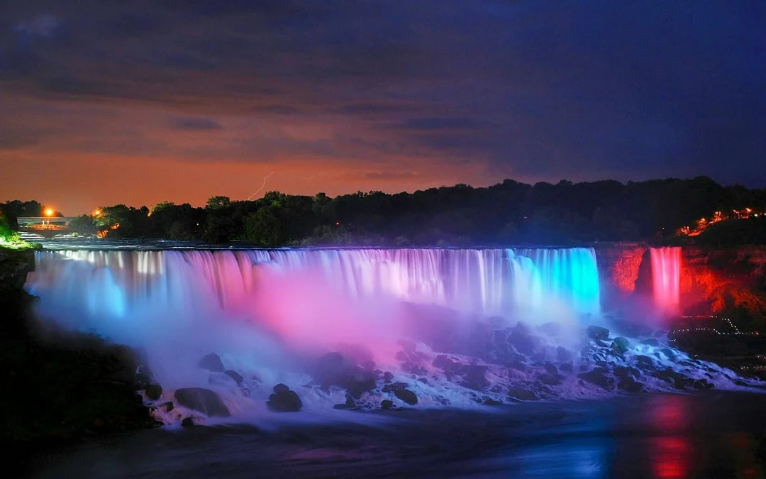 Niagara Falls USA: Guided Night Tour with Fireworks Image 4