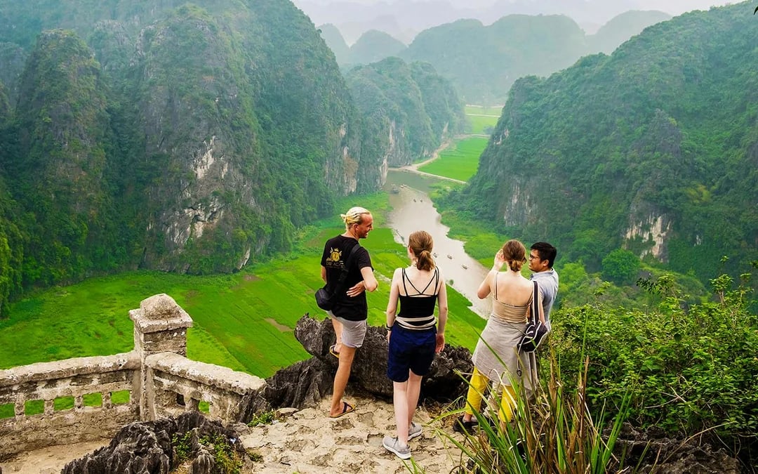Ninh Binh Tour - Tam Coc, Hoa Lu/Bai Dinh Pagoda & Mua Caves Image 2