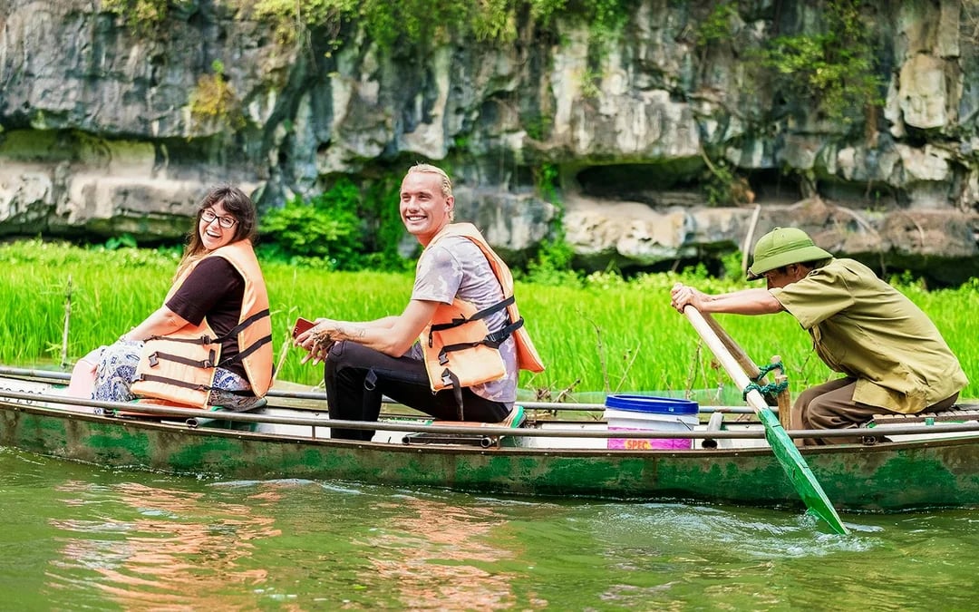 Ninh Binh Tour - Tam Coc, Hoa Lu/Bai Dinh Pagoda & Mua Caves Image 5