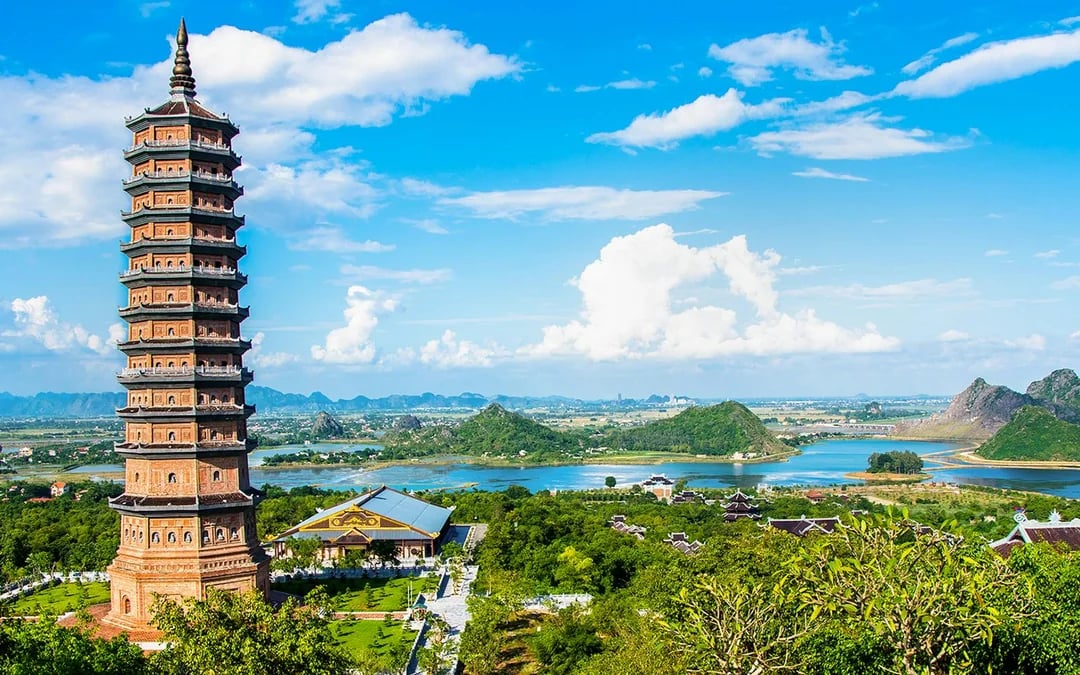 Ninh Binh Tour - Trang An, Hoa Lu/Bai Dinh Pagoda & Mua Caves Image 10