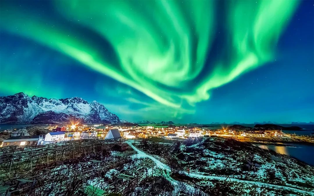 Northern Lights Chase Minibus Tour with Campfire Image 2