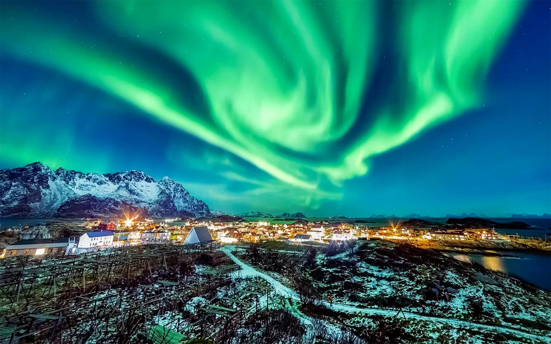 Northern Lights Chase Minibus Tour with Campfire Image 2