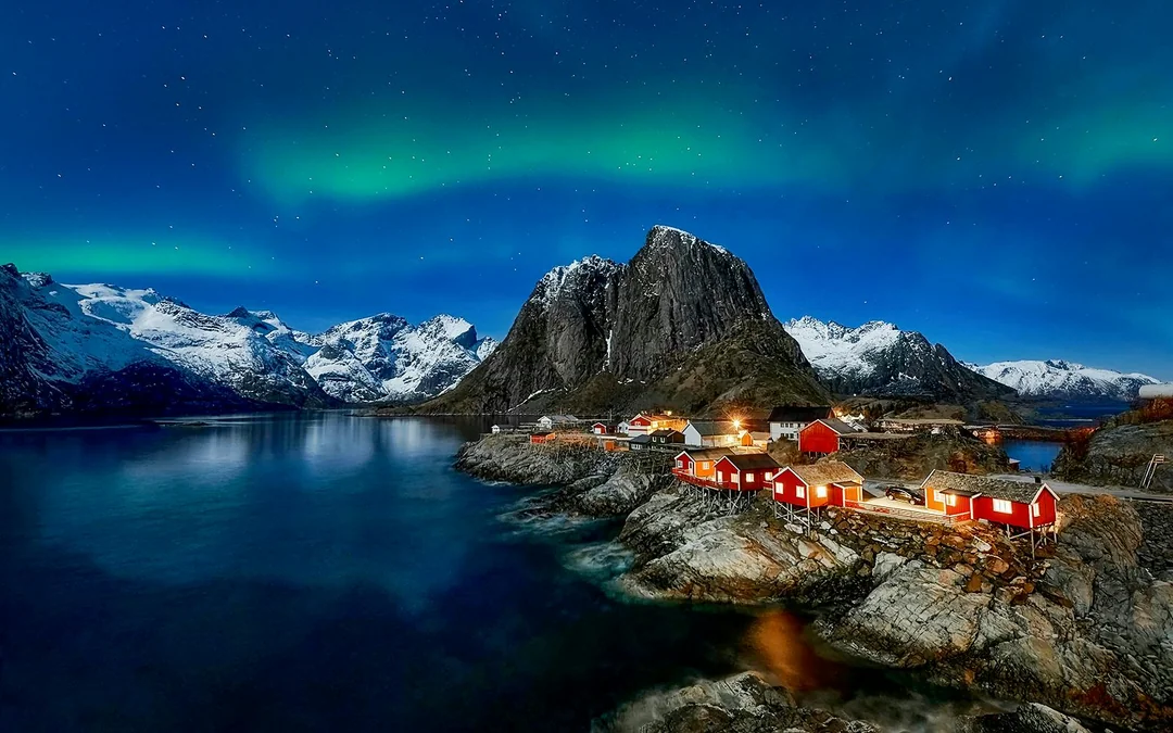 Northern Lights Chase Minibus Tour with Campfire Image 3