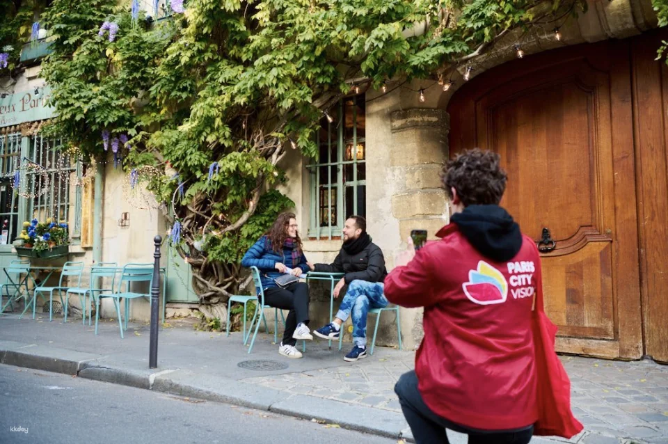 Notre-Dame: Audioguide in the cathedral and district walking tour with optional crypt entry