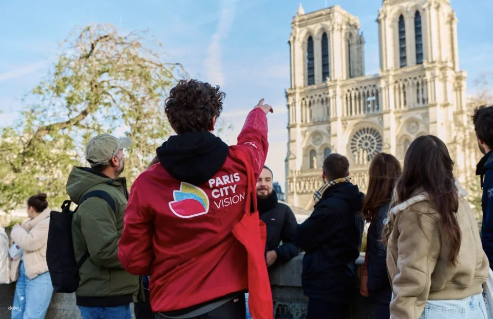 Notre-Dame: Audioguide in the cathedral and district walking tour with optional crypt entry