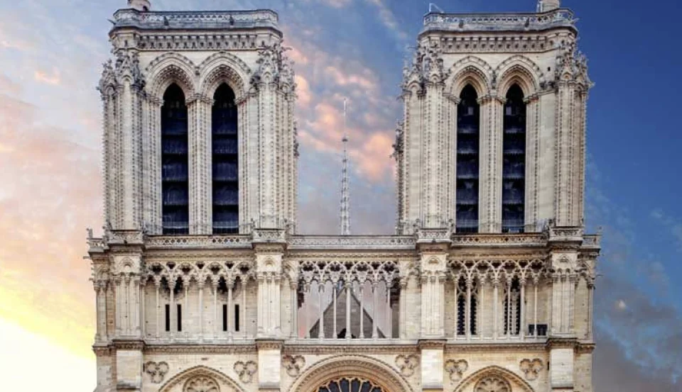 Notre-Dame: Audioguide in the cathedral and district walking tour with optional crypt entry