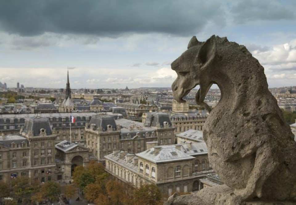 Notre Dame Island with Entrance to Sainte Chapelle