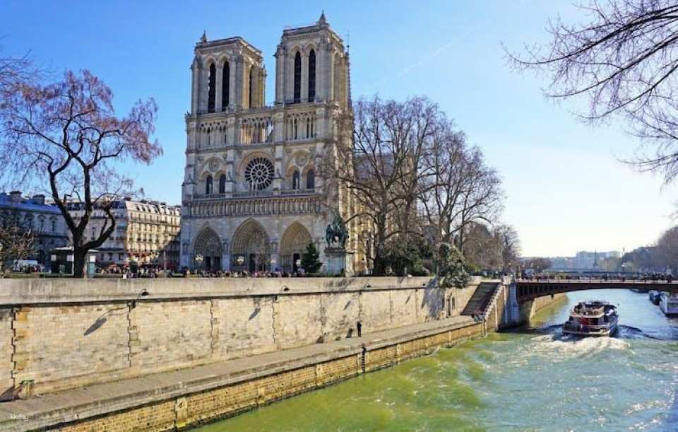 Notre Dame Island with Entrance to Sainte Chapelle