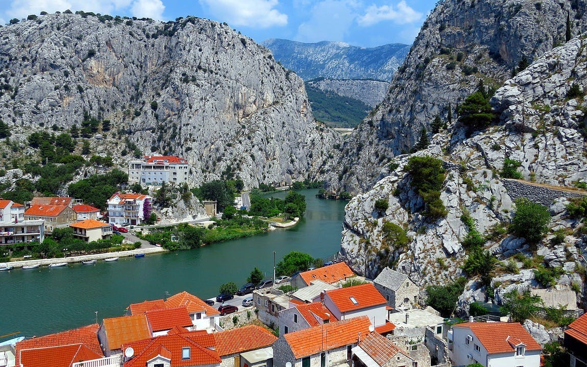 Omis Historical Guided Tour and Garage Wine Tasting for Adults Image 2