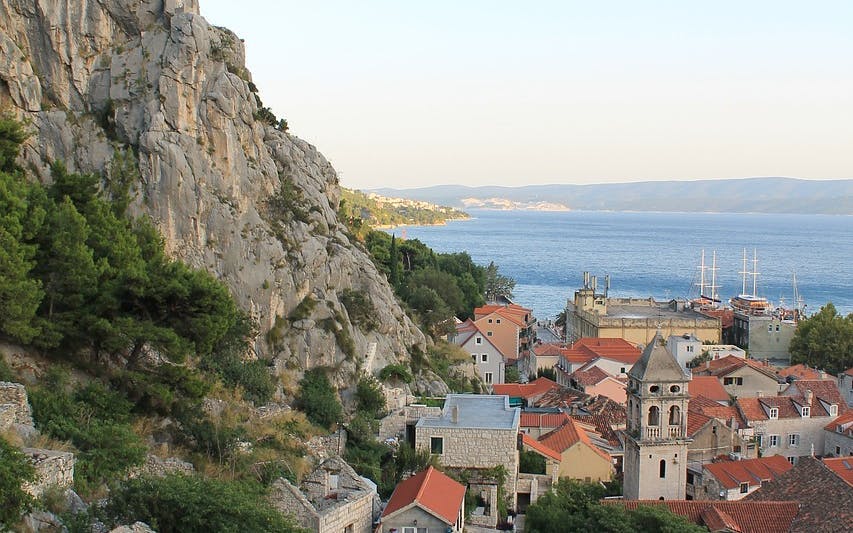 Omis Historical Guided Tour and Garage Wine Tasting for Adults Image 3