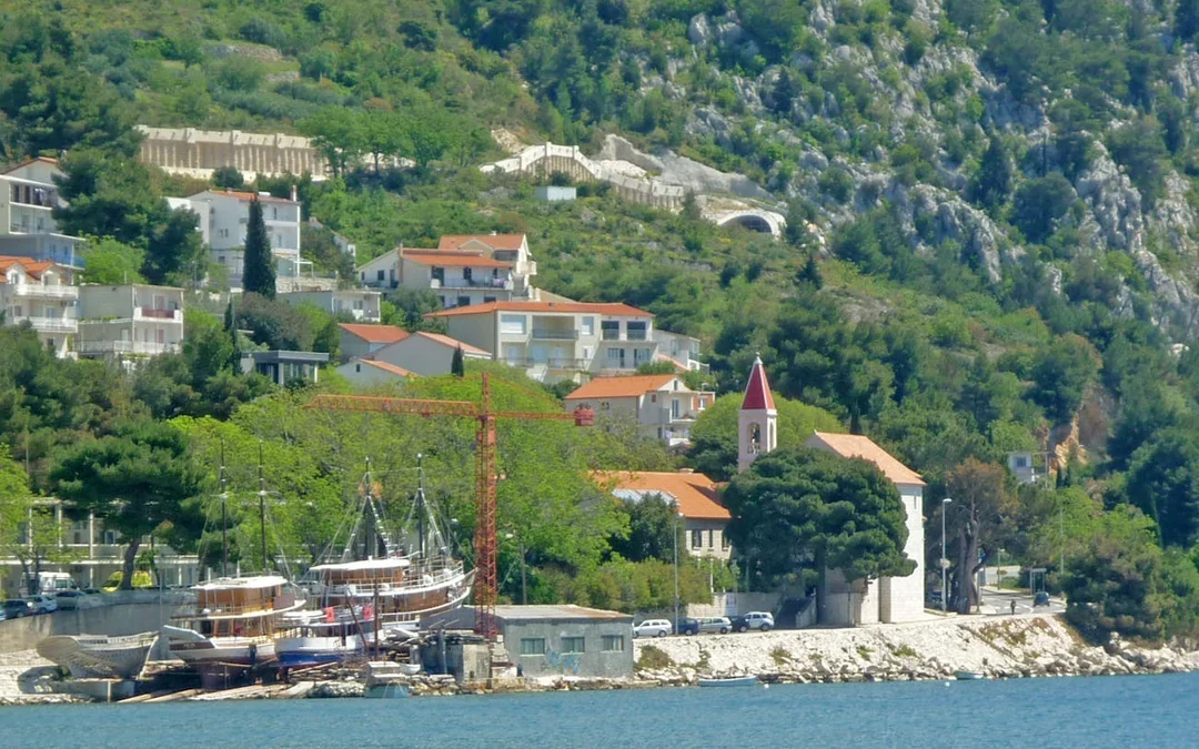 Omis Historical Guided Tour and Garage Wine Tasting for Adults Image 4