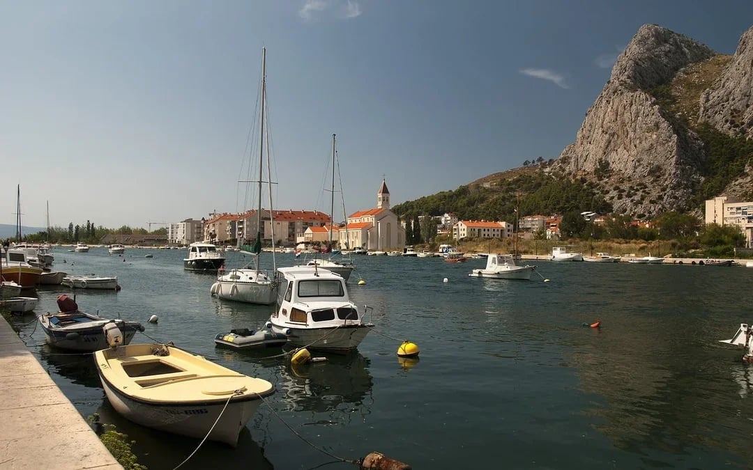 Omis Historical Guided Tour and Garage Wine Tasting for Adults Image 6