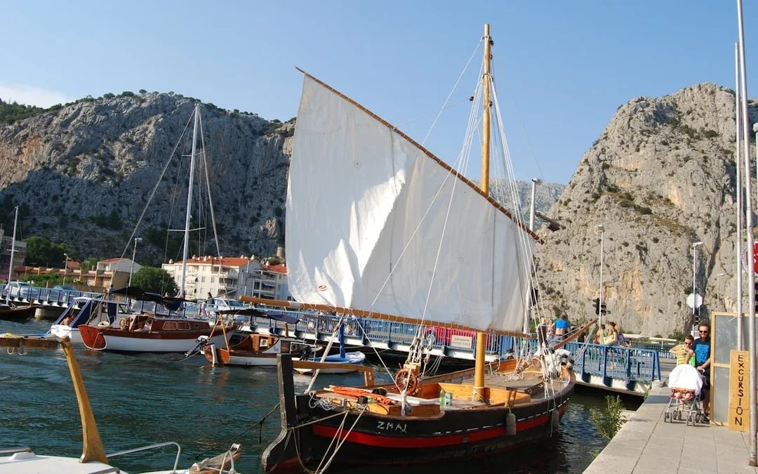Omis Historical Guided Tour and Garage Wine Tasting for Adults Image 7