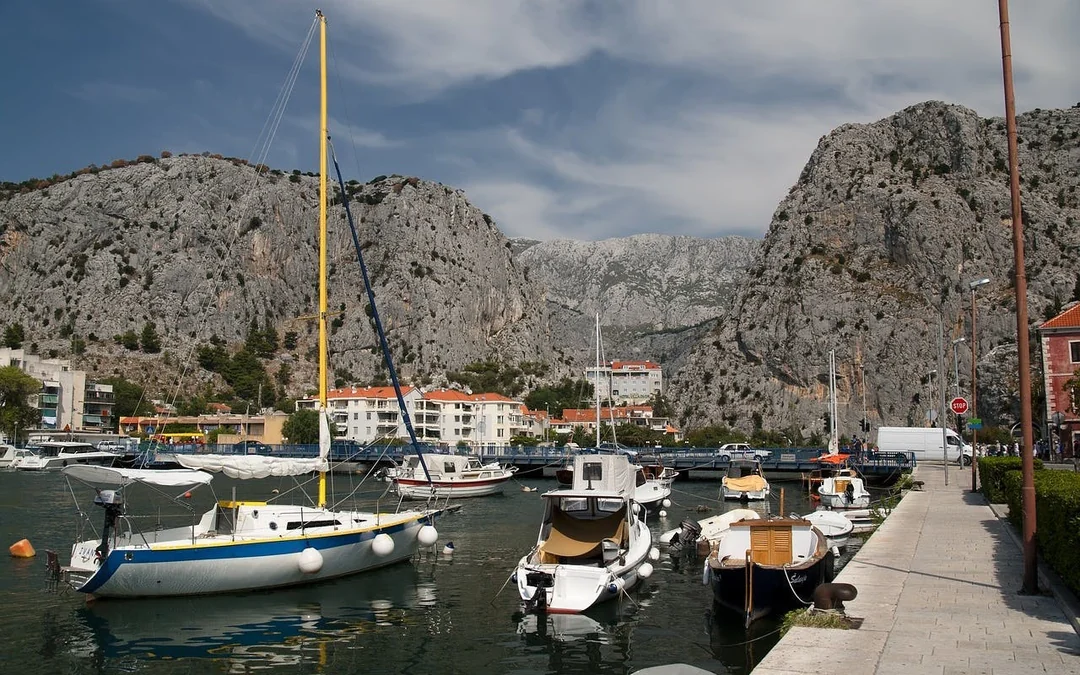 Omis Historical Guided Tour and Garage Wine Tasting for Adults Image 10