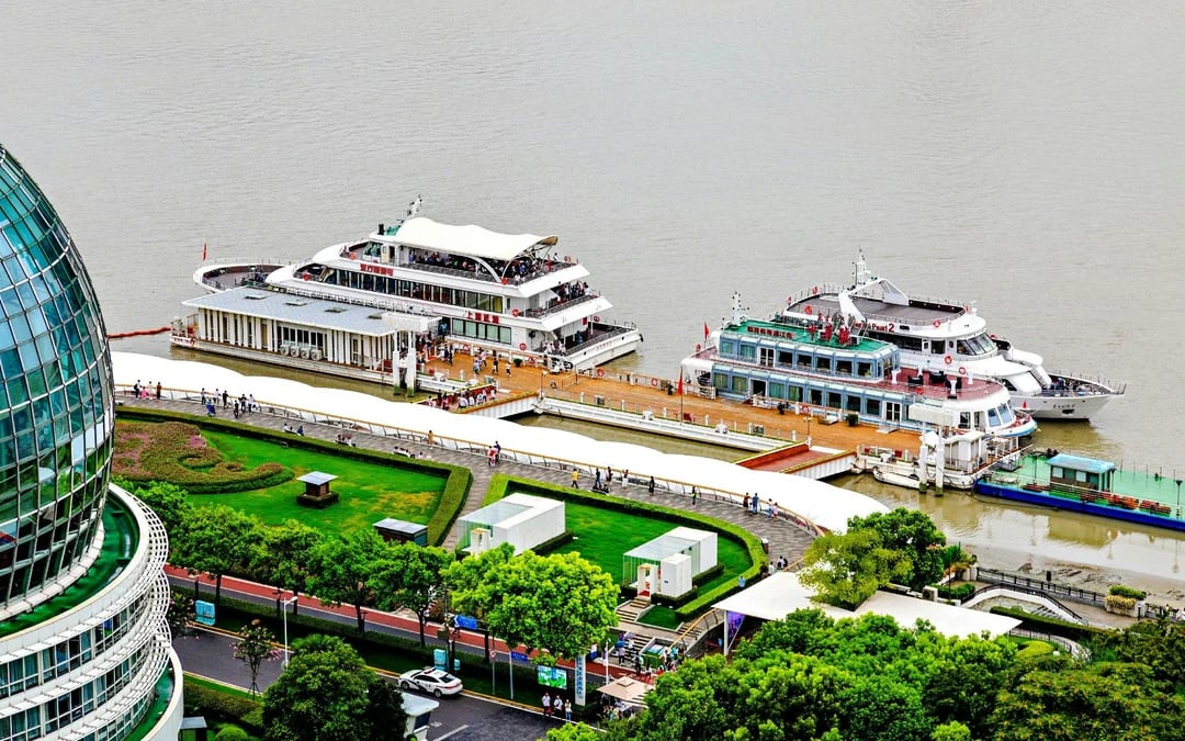 Oriental Pearl Radio & Television Tower with Huangpu River Cruise Image 3