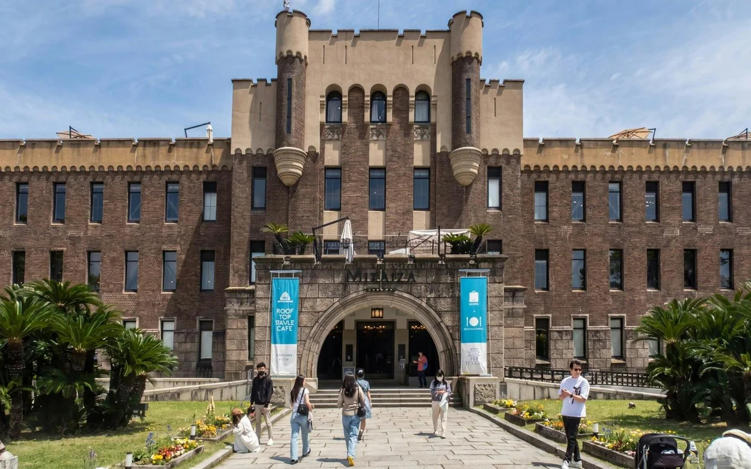 Osaka Castle 3 hours Historical Walking Tour Image 3