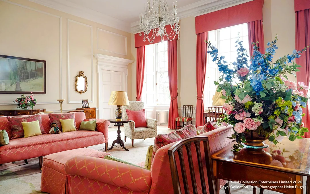 Palace of Holyroodhouse Entry Tickets & Private Guided Tour of Queen Elizabeth II Private Apartments Image 2