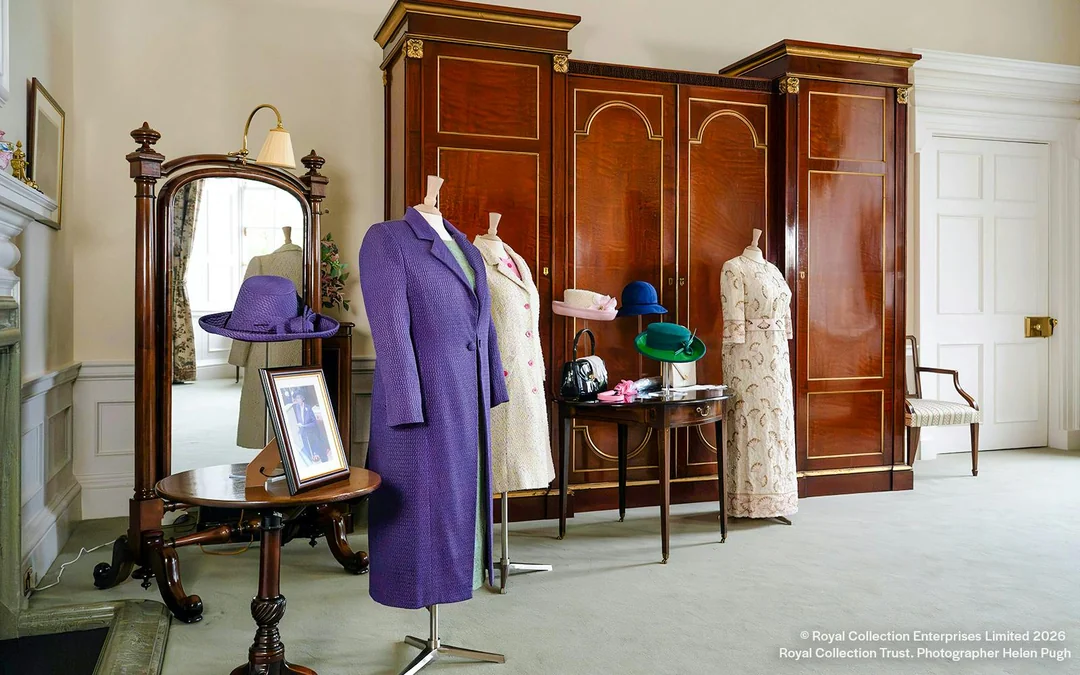 Palace of Holyroodhouse Entry Tickets & Private Guided Tour of Queen Elizabeth II Private Apartments Image 3