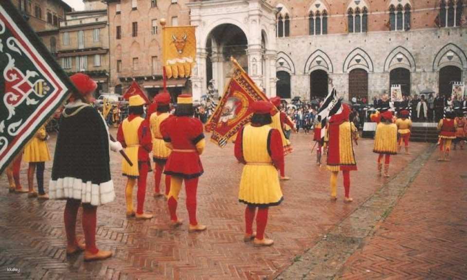 Palio of Siena day trip with dinner and drinks from Florence
