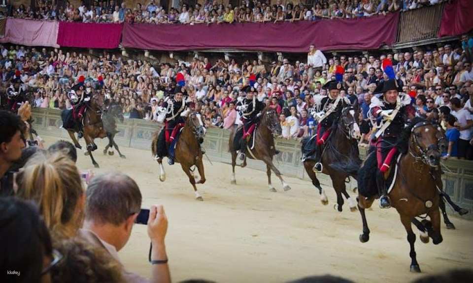 Palio of Siena day trip with dinner and drinks from Florence