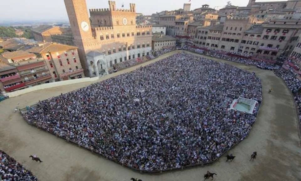 Palio of Siena day trip with dinner and drinks from Florence