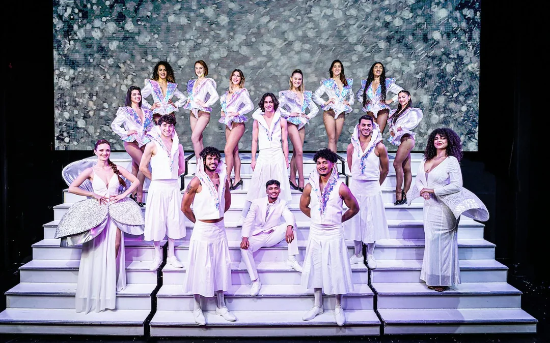 Paradis Latin Family-Friendly Show Image 4