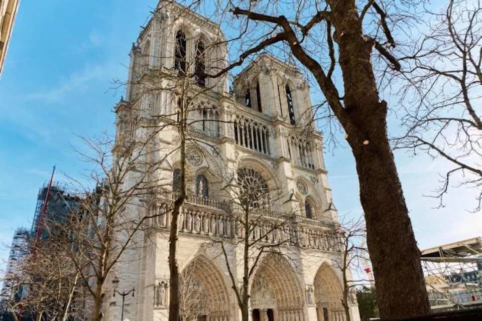 Paris city tour, Seine cruise and Eiffel Tower reserved access