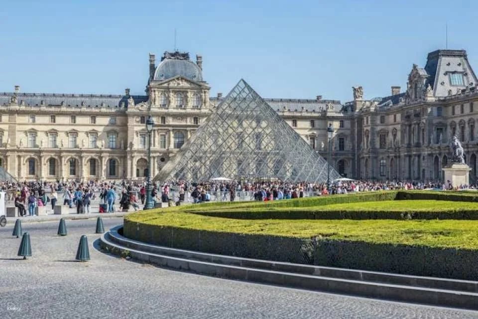 Paris city tour, Seine cruise and Eiffel Tower reserved access