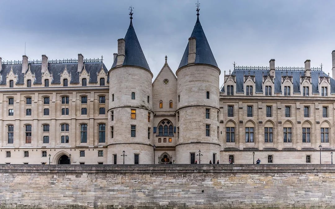 Paris Crimes and Mysteries Guided Walking Tour Image 2