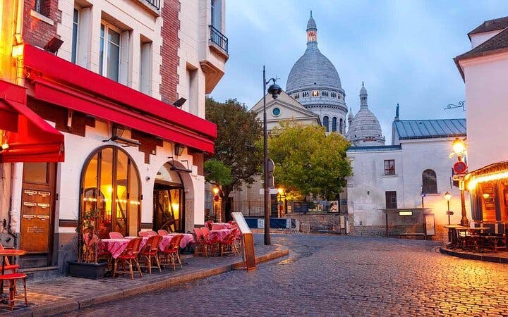Paris: Montmartre Tour with Cabaret Show and Dinner SEMI PRI Image 2