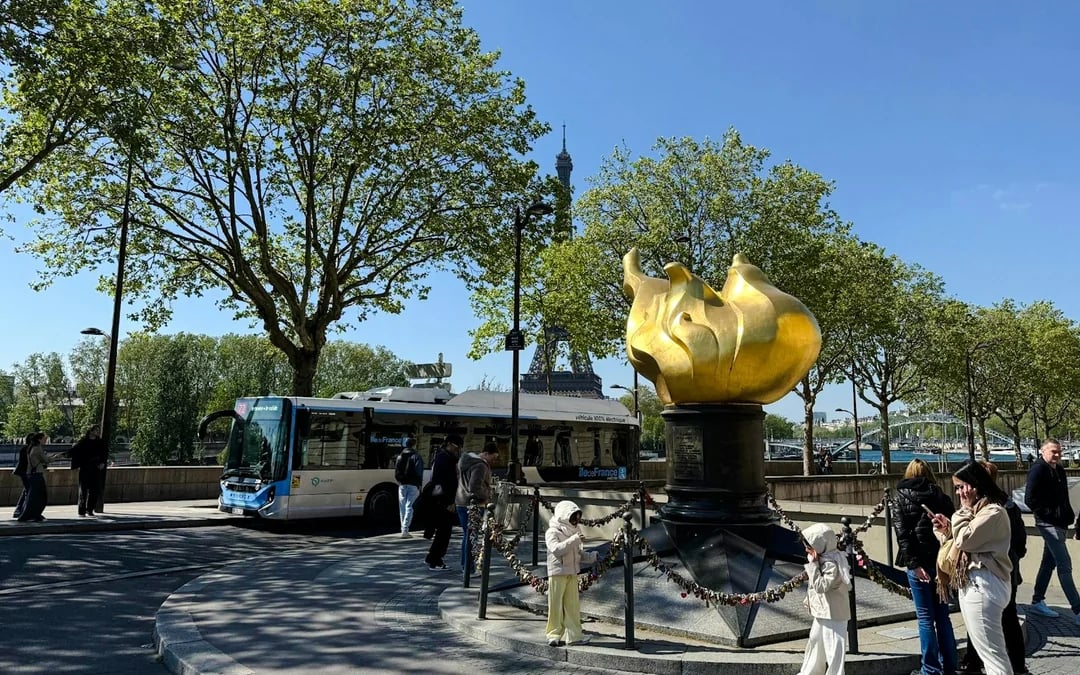 Paris Private Chauffeur-Driven City Tour with Photo Stops Image 4