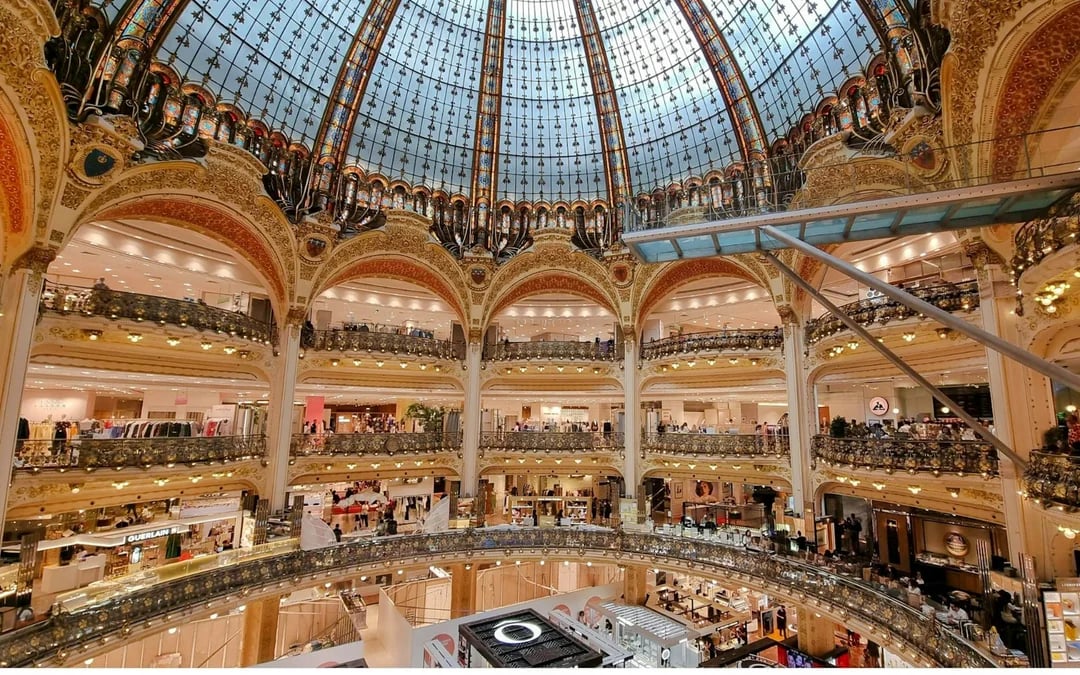Paris Private Chauffeured Shopping Experience with Pickup and Drop-off Image 5
