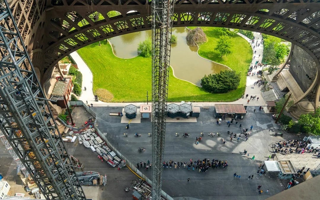 Paris Sightseeing Tour with Eiffel Tower 2nd Floor Tickets Image 4