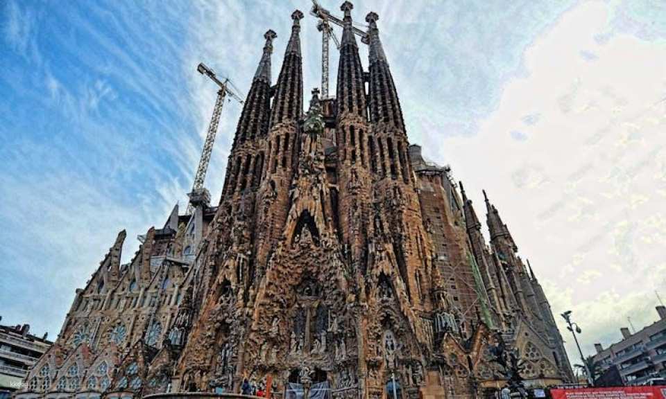 Park Güell and the Sagrada Familia morning guided tour
