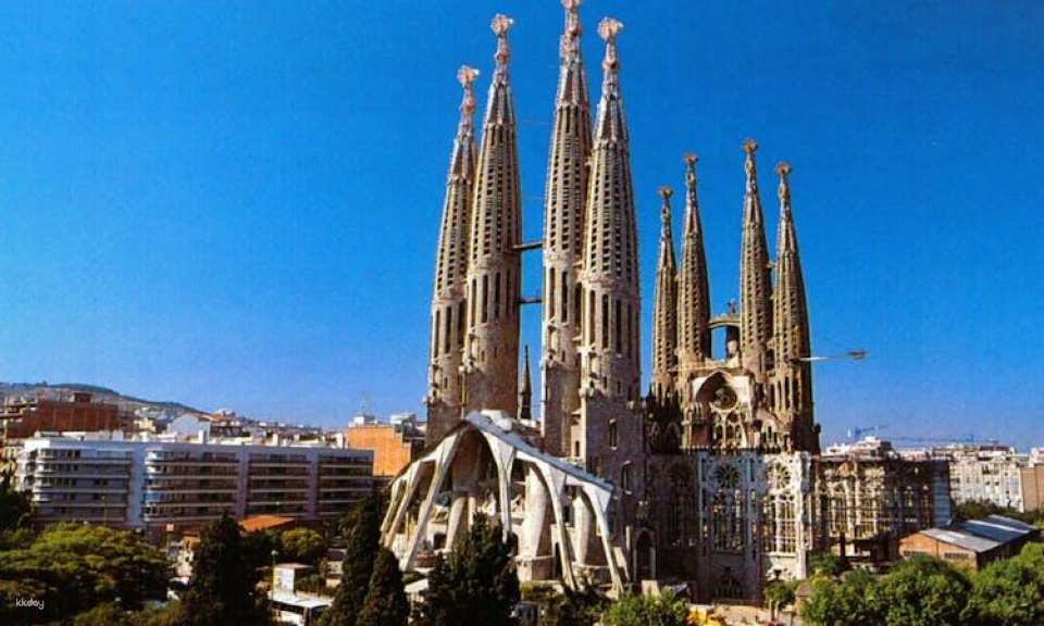 Park Güell and the Sagrada Familia morning guided tour