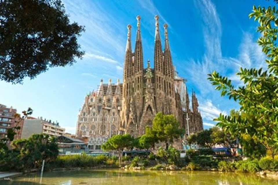 Park Güell and the Sagrada Familia morning guided tour