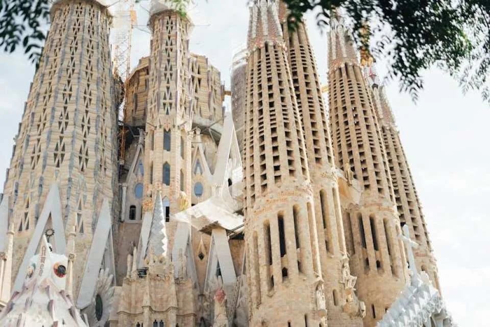 Skip-the-line Park Guell and Sagrada Familia guided tour