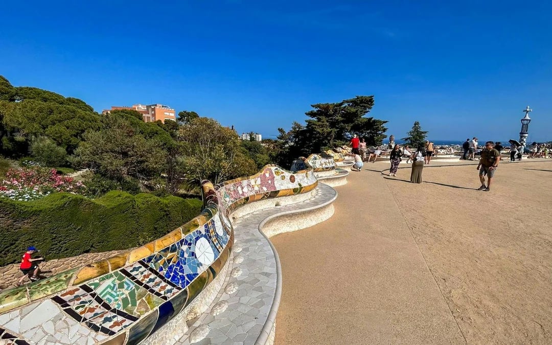 Park Güell Small-Group Guided Tour Image 8