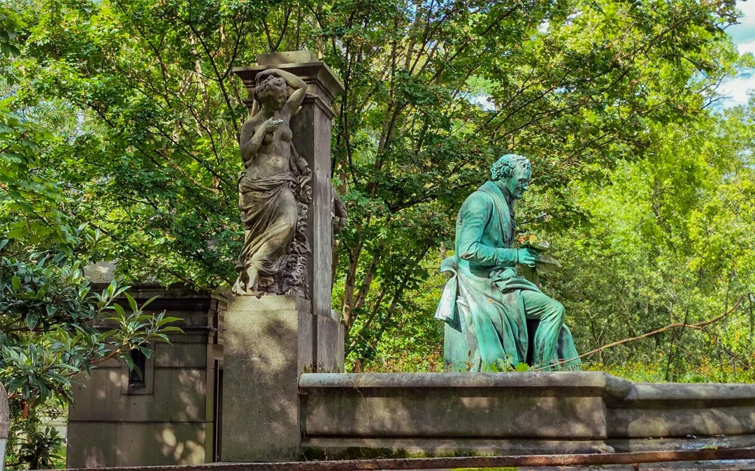 Père Lachaise Cemetery Audio Guide Tour of Famous Graves Image 2