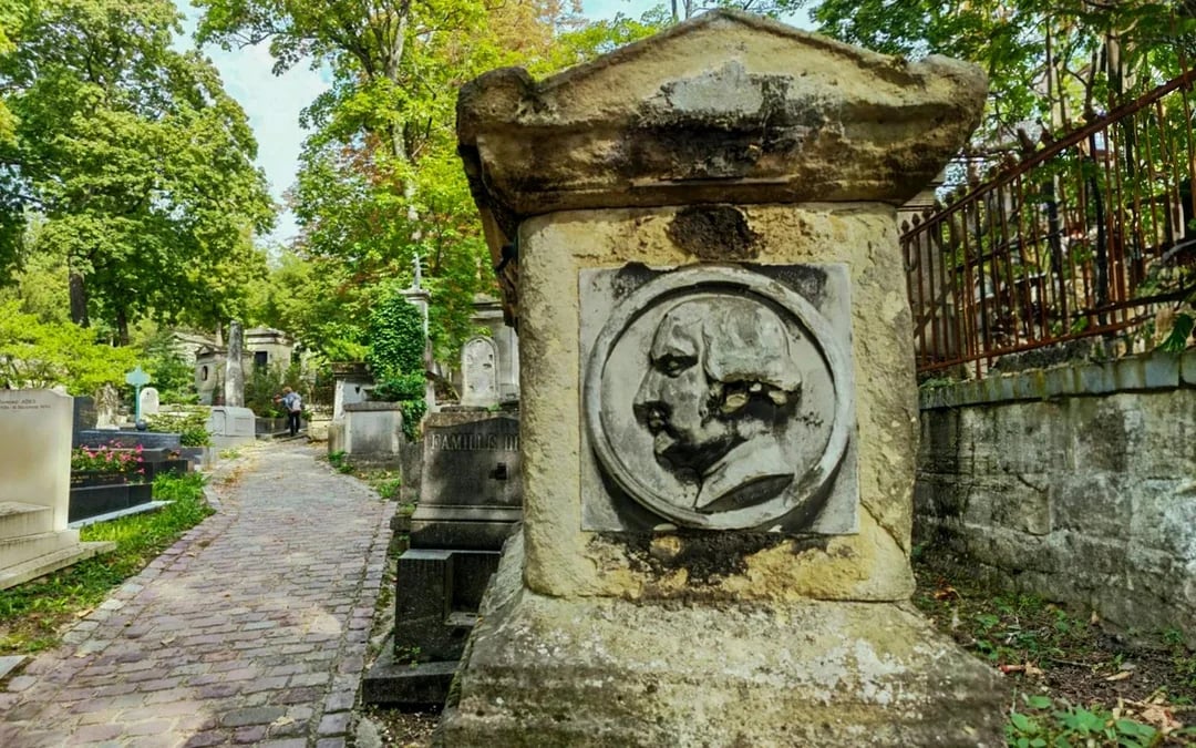 Père Lachaise Cemetery Audio Guide Tour of Famous Graves Image 6