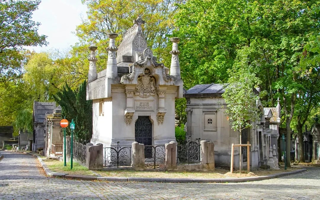 Père Lachaise Cemetery Famous Graves Private Guided Tour Image 4
