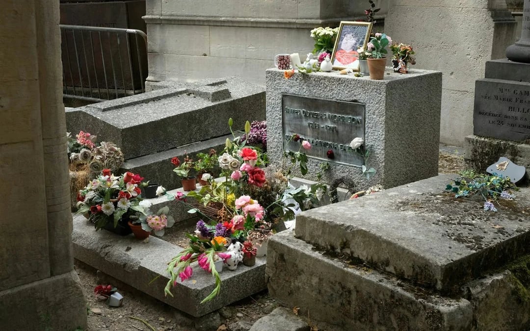 Père Lachaise Cemetery Small-Group Walking Tour with Wine and Cheese Tasting at Local Bar Image 1