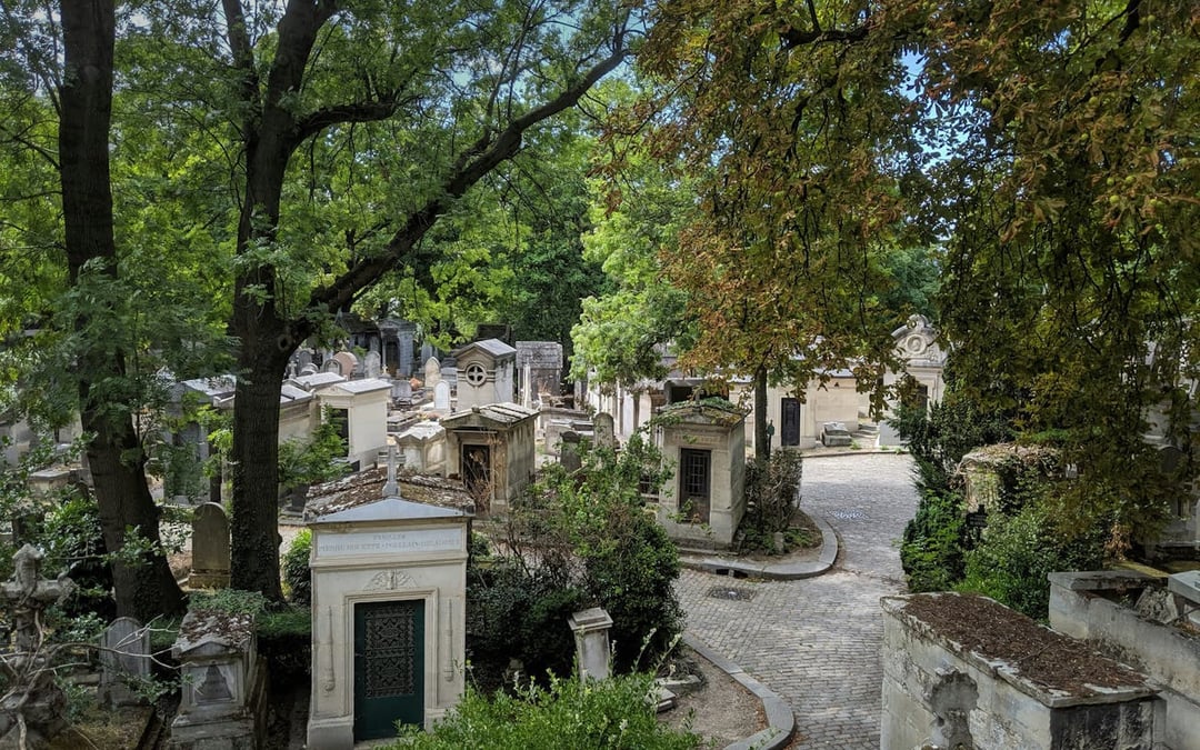 Père Lachaise Cemetery Small-Group Walking Tour with Wine and Cheese Tasting at Local Bar Image 3