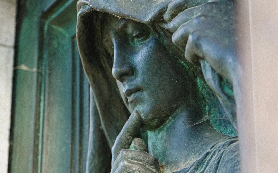 Père Lachaise Cemetery Small-Group Walking Tour with Wine and Cheese Tasting at Local Bar Image 4