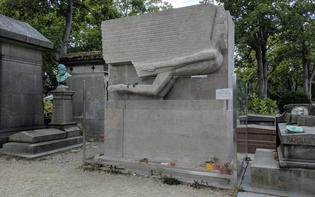 Père Lachaise Cemetery Small-Group Walking Tour with Wine and Cheese Tasting at Local Bar Image 5