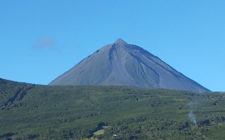 Pico Island Small-Group Guided Tour: Volcanoes, UNESCO Vineyards, and Local Culture Image 3