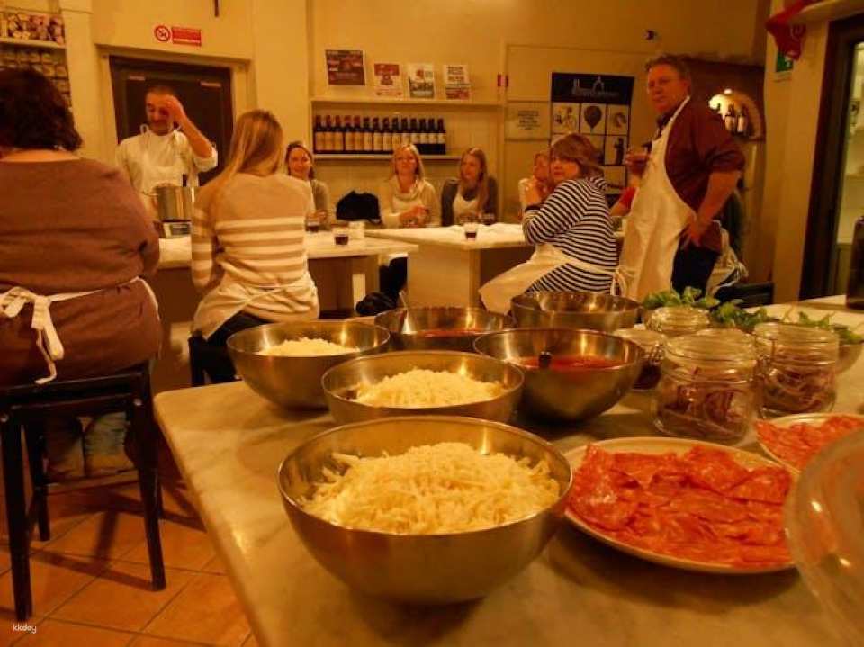 Pizza and gelato cooking class in Florence