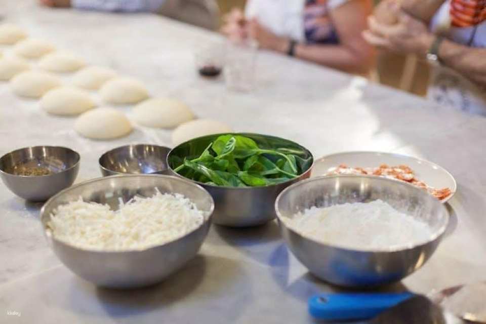 Pizza and gelato cooking class in Florence